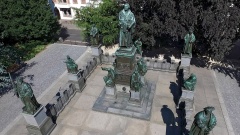 Martin Luther steht in der Mitte einer Skulpturengruppe in Worms
