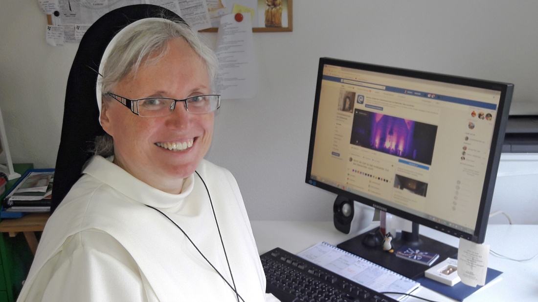  Nonnen sollen ihre Zeit nicht mit Social Media vergeuden, schreibt Papst Franziskus vor. Doch die Online-Gemeinschaft scheint Gefallen an der postenden Schwester zu finden - die Ordensfrau ist auf Facebook mit rund 2.000 Menschen befreundet.