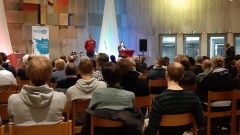 Publikum bei der Fresh X Jahrestagung in der CROSS Jugendkirche in Kassel.