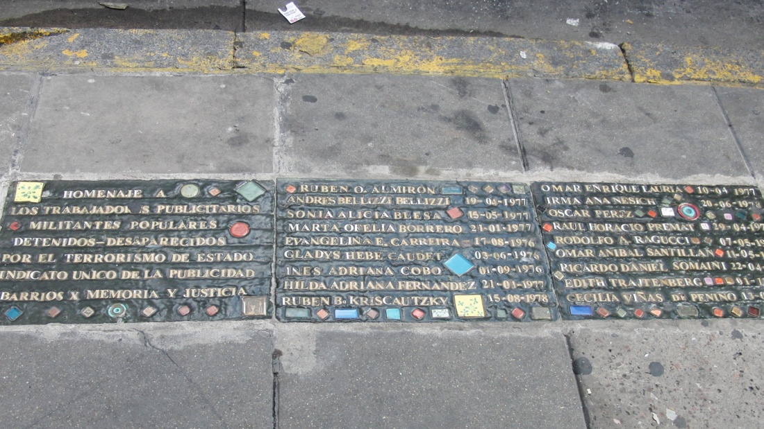 Gedenkstein an &quot;Desaparecidos&quot;(Verschwundene) in einer Strasse in Buenos Aires.