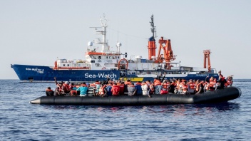 Die "Sea-Watch 4" hat 97 Menschen aus diesem überfüllten und seeuntauglichen Schlauchboot gerettet und an Bord aufgenommen.