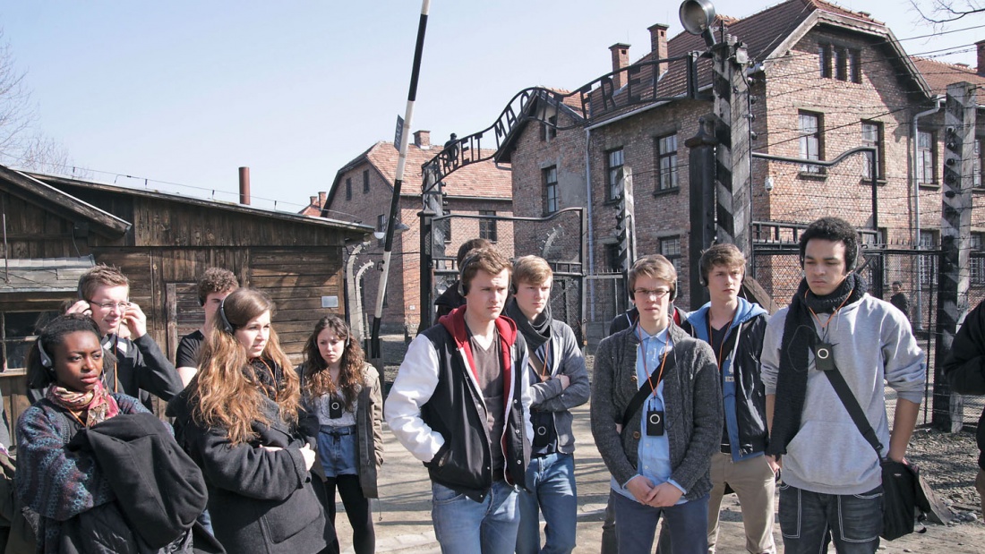 Schüler des Geschichtsleistungskurses Oberstufe der Friedrich-von-Bodelschwinghschulen bei einem Besuch des früheren Konzentrationslagers Auschwitz in Polen.