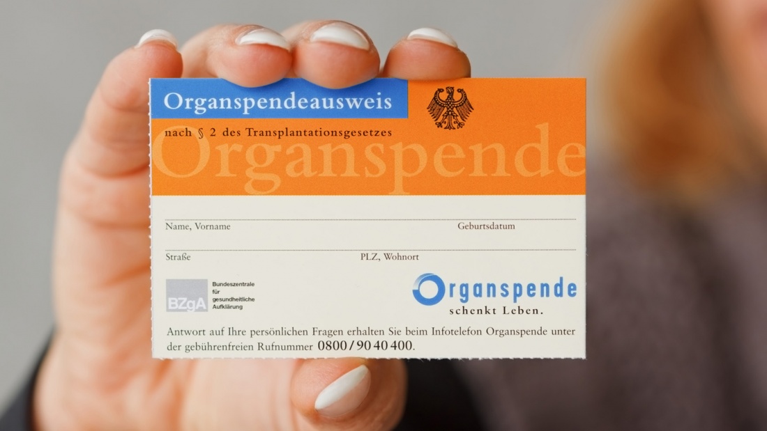 In Deutschland haben immer mehr Menschen einen Organspendeausweis. Wichtigster Grund für eine Ablehnung der Organspende war für 24 Prozent der Befragten, dass sie glauben, als Spender nicht geeignet zu sein.