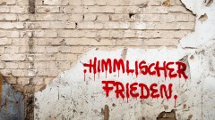 Schrift "Himmlischer Frieden" an einer Mauer
