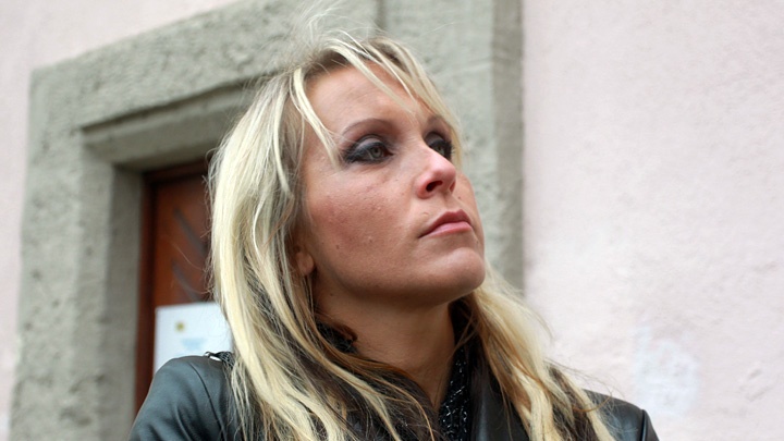 Die Erzieherin mit dem Künstlernamen Julia Pink nach der Verhandlung im Oktober 2014 vor dem Arbeitsgerichts in Donauwoerth.