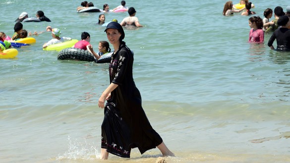 Ultra-orthodoxe juedische Frauen baden am Meer