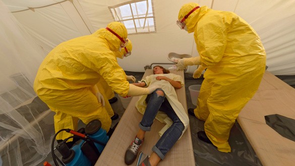 In Würzburg üben freiwillige Helfer in Schutzanzügen den Umgang mit Ebola-Patienten.