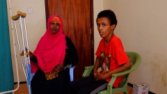 Fatuma Ebo (li) begleitet ihren Sohn Yusuf Osman (re) in das Gesundheitszentrum im Flüchtlingslager Kakuma.