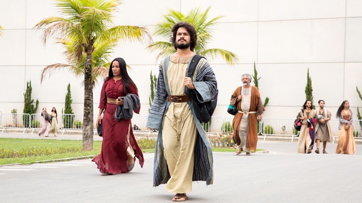Statisten in biblischen Kostümen bei Dreharbeiten zu "Das gelobte Land"