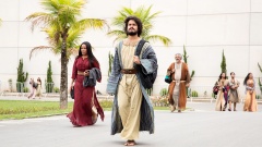 Statisten in biblischen Kostümen bei Dreharbeiten zu "Das gelobte Land"