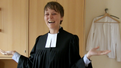 Pfarrerin werden -  Pfarrerin sein. Irmela Büttner findet ihren Beruf: "Tada ... so sieht eine hessische Pfarrerin aus"