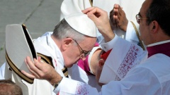 Der 76-jährige Papst erhält das weiße Scheitelkäppchen