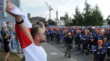 Prostetanten in Grodno begrüßen die Arbeiter des Chemiewerks