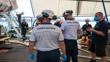 Inspekteure der italienischen Küstenwache ("Guardia Costeria") haben eine "Porte State Control", eine Art technische Inspektion, auf der "Sea-Watch 4 durchgeführt. 