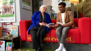 Die Bremerin Elsbeth Rütten hat mit Flüchtling Ahmed Ismail (17) aus Somalia dessen Lieblingsgeschichte ins Deutsche übersetzt. Beide sitzen auf dem Vorlese-Sofa