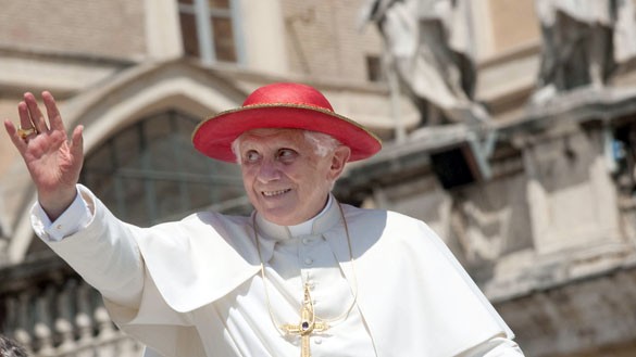 Papst benedikt mit rotem Hut