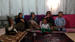 Mahia Haji (2. v.r.) und zwei ihrer Söhne im Flüchtlingscamp Ashti im Irak.