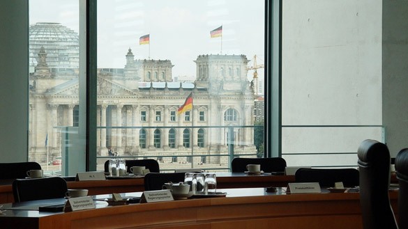 Das Gebäude des Bundestages von einem gegenüberliegenden Büro aus gesehen