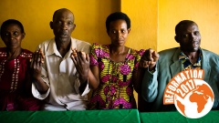 Männer und Frauen aus der Gemeinde in Remera, Ruanda, halten sich an den Händen.