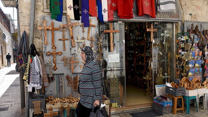 Ein Palästinenserin geht auf der Via Dolorosa, dem Leidensweg Christi zur Kreuzigung, an einem Souvenirladen vorbei. In den Kassen der palästinensischen Souvenirhaendler hinterlässt die Gewalt in der Region tiefe Spuren. 