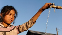 Mädchen Joy 9 Jahre an der Wasserstelle ihrer Eltern.