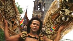 Schon 2001 haben zehntausende Schwule und Lesben den Christopher Street Day Berlin gefeiert. Unter dem Motto "Trau Dich!" wird sich der 140 Menschen fassende Sattelschlepper am 22. Juli in den Umzug einreihen.