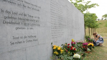 An der Gedenkstätte für die Opfer des Zugunglücks von Eschede 1998
