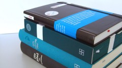 Verschiedene Bibelausgaben der Deutschen Bibelgesellschaft.