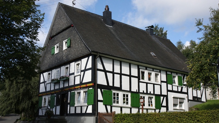 Das Oberholzklauer Pfarrhaus, erbaut 1608.
