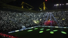 Menge im ehemaligen Westfalenstadion bei der Veranstaltung "Dortmund singt Weihnachtslieder".