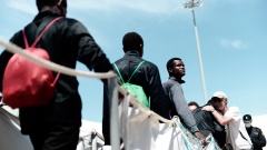 Flüchtlinge, an Bord des Seenot-Rettungsschiffes "Aquarius" bei der Ankunft am Hafen von Valencia. 