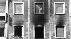 Rauchgeschwärzte, eingeschlagene Fenster des Plattenbaus in Rostock-Lichtenhagen, der von rechtsradikalen Jugendlichen in der Nacht des 24.08.1992 angezündet wurde.