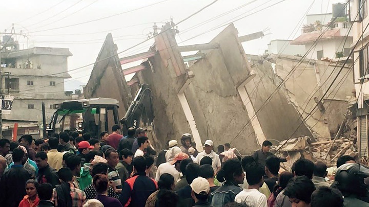 Ein zerstörtes siebenstöckiges Gebäude in der Nachbarschaft des nepalesischen CBM-Mitarbeiters Mitralal Shrestha.