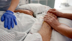 Krankenschwestern betreuen in einem Krankenhaus einen Patienten auf einer Intensivstation.