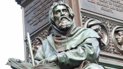 Die Skulptur des Petrus Waldus am Lutherdenkmal in Worms erinnert an den Begründer der von der katholischen Kirche verfolgten Waldenser