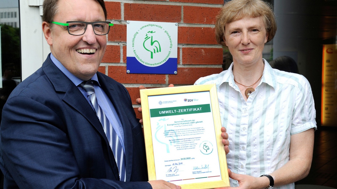 Das Gemeinschaftswerk der Evangelischen Publizistik erhält das kirchliche Umweltsiegel "Grüner Hahn".