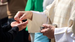 Das Erzbistum Hamburg will evangelischen Ehepartnern im Einzelfall die Teilnahme am katholischen Abendmahl erlauben. 