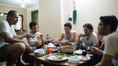 Die fünf Cousins aus Syrien beim Essen