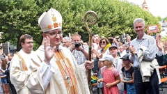 Der neue Bischof grüßte nach dem Gottesdienst die Menschen auf dem Domvorplatz des Mainzer Doms.