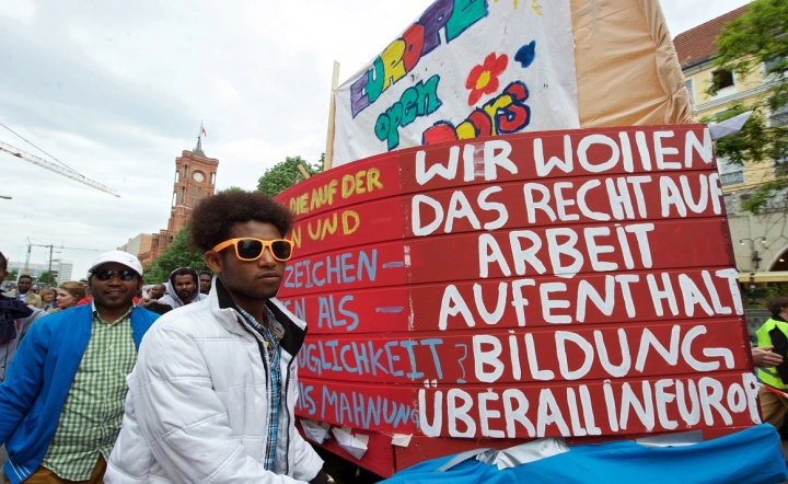 Fluechtlinge ziehen Drei-Meter-Arche durch Berlin