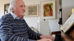 Der Musiker und Komponist Martin Gotthard Schneider 2010 in seiner Wohnung in Freiburg am Klavier. Im Alter von 86 Jahren starb Schneider nun am Freitagabend in Konstanz.