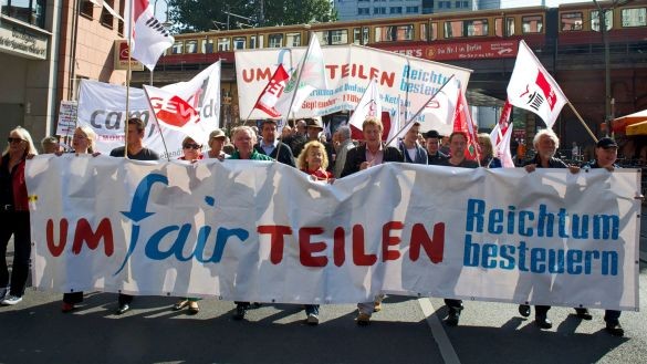 Bündnis &quot;Umfairteilen&quot; demonstriert in Berlin für Reichenteuer