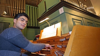 Der 19-jährige Flüchtling ist vor einem halben Jahr mit seiner Familie aus Afghanistan ins Siegerland gekommen. Seine grosse Leidenschaft ist die Musik von Johann Sebastian Bach.