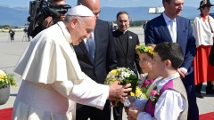 Am Genfer Flughafen wurde Papst Franziskus von Vertretern der Schweizer Regierung mit militaerischen Ehren willkommen geheissen.