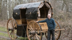 Der Braunschweiger Stellmacher Theo Malchus hat einen mittelalterlichen Kobelwagen aus Luthers Zeiten auf den Waldweg neben seiner Werkstatt gerollt. 
