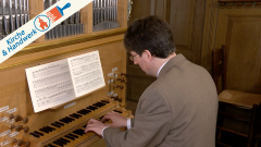 Ein Mann spielt eine Orgel.