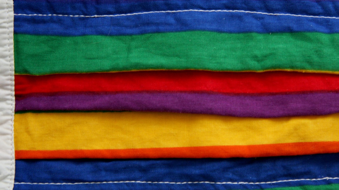 Bild zeigt Mundschutz in Regenbogenfarben
