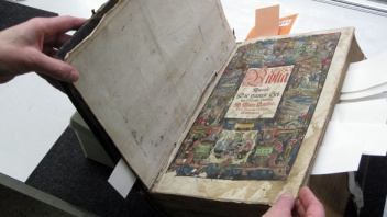 Ein aufwändig kolorierter Holzschnitt ziert das Titelblatt der Prinzessinnenbibel von 1591.