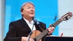 Fritz Baltruweit singt zur Gitarre beim evangelischen Kirchentag in Hamburg 2013.