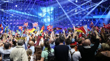 Jubelnde Menschen mit Flaggen beim Eurovision Song Contest